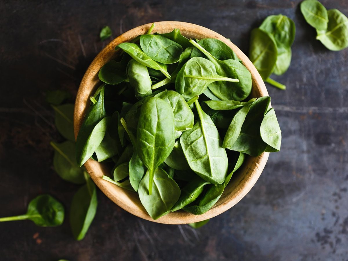 Bol de légumes frais et herbes aromatiques