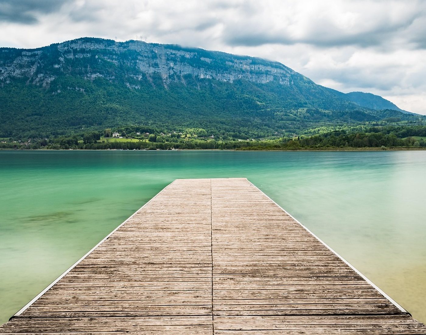 Lac d’Aiguebelette et montagnes de Savoie